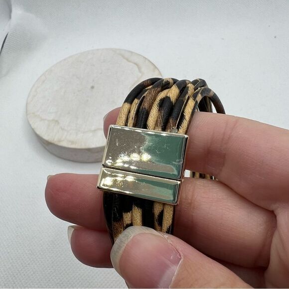 Leopard print cord magnetic bracelet - Picture 3 of 4